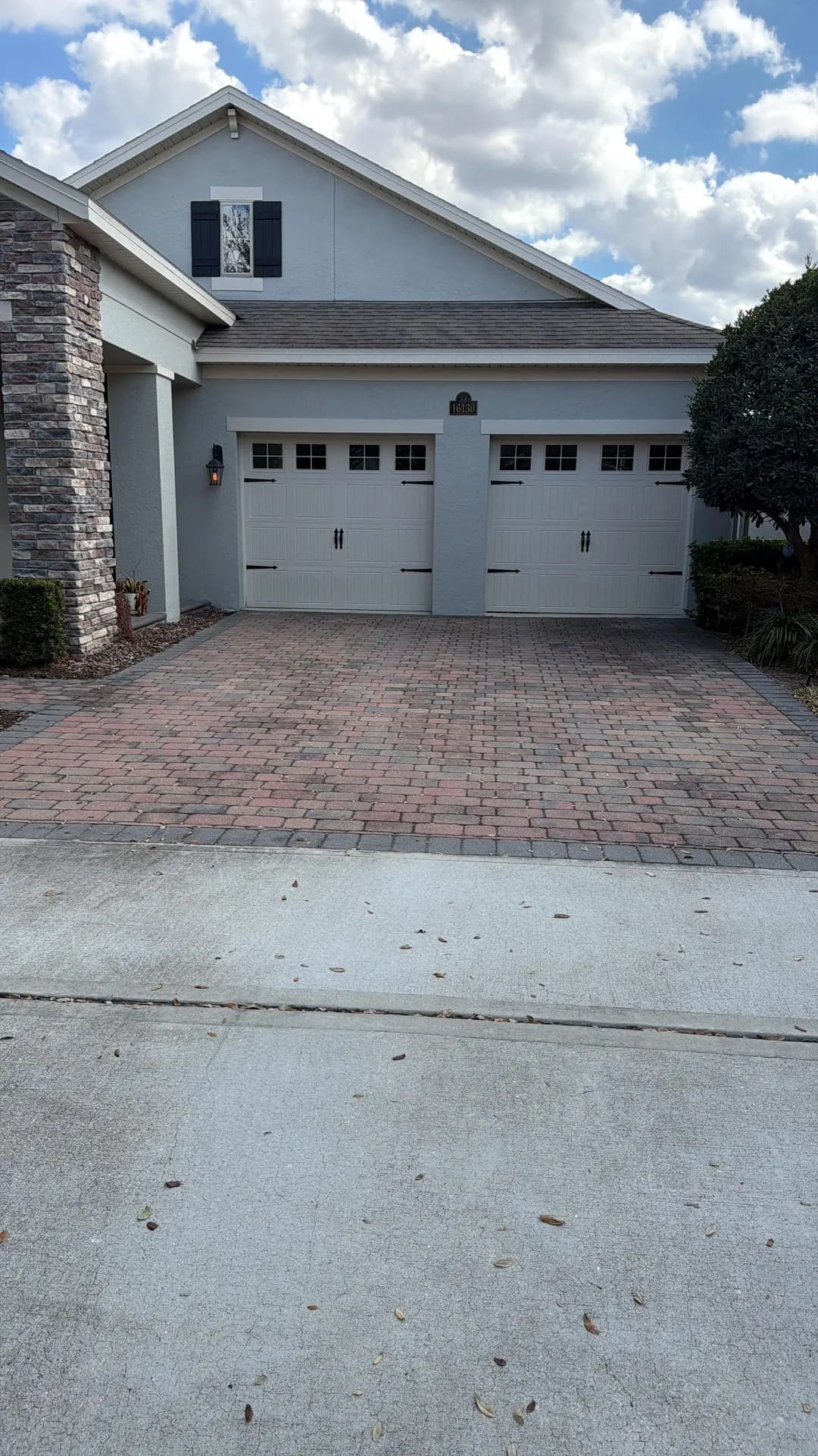 White gutters along a cleaned home exterior in Southwest Florida